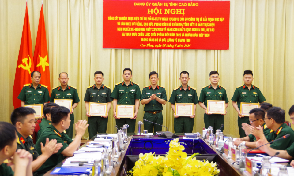 Bộ Chỉ huy Quân sự tỉnh khen thưởng 15 tập thể, cá nhân trong thực hiện nhiệm vụ