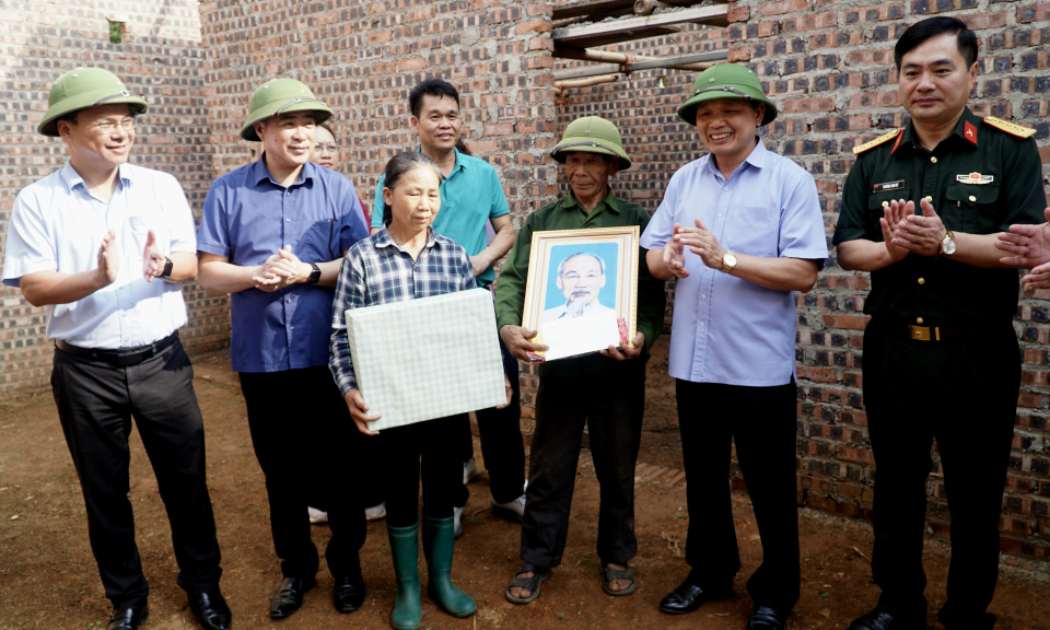 Phó Bí thư Thường trực Tỉnh ủy Triệu Đình Lê kiểm tra công tác hỗ trợ xóa nhà tạm, nhà dột nát tại huyện Nguyên Bình