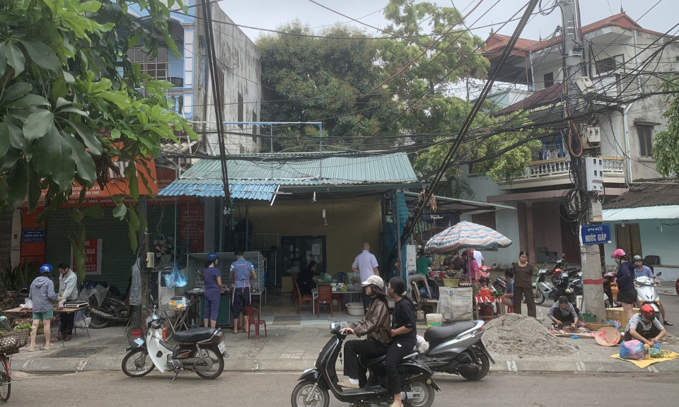 Cần xử lý tình trạng lấn chiếm trái phép tại đầu cầu treo Ngọc Xuân (Thành phố)  