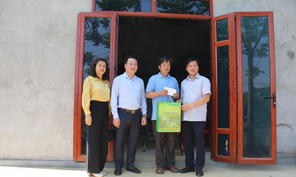 Phó Chủ tịch UBND tỉnh Trịnh Trường Huy kiểm tra công tác hỗ trợ xóa nhà tạm, nhà dột nát tại huyện Hòa An