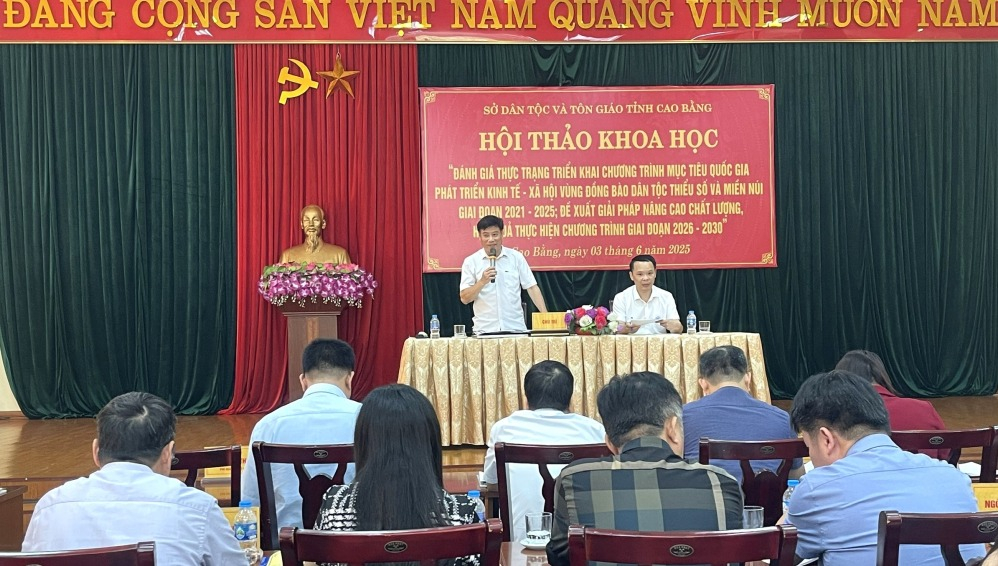 Lãnh đạo Sở Dân tộc và Tôn giáo phát biểu trao đổi tại hội thảo.