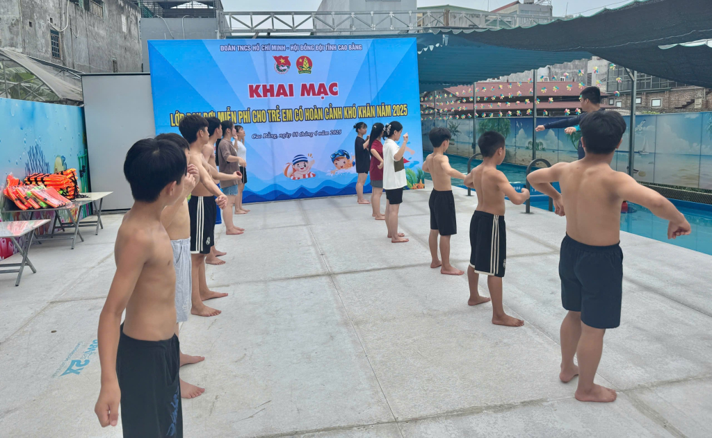 Các em thực hành khởi động trước khi xuống nước .