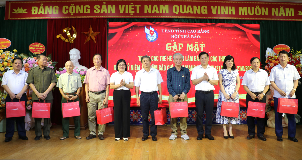 Lãnh đạo UBND tỉnh; Ban Tuyên giáo và Dân vận Tỉnh ủy tặng quà tri ân các đồng chí nguyên lãnh đạo cơ quan báo chí, Hội, Câu lạc bộ Nhà báo qua các thời kỳ.