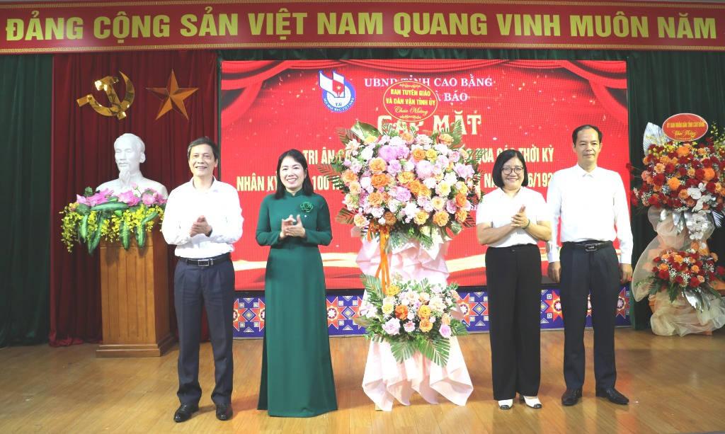 Lãnh đạo Ban Tuyên giáo và Dân vận Tỉnh ủy tặng hoa chúc mừng Hội Nhà báo tỉnh. 