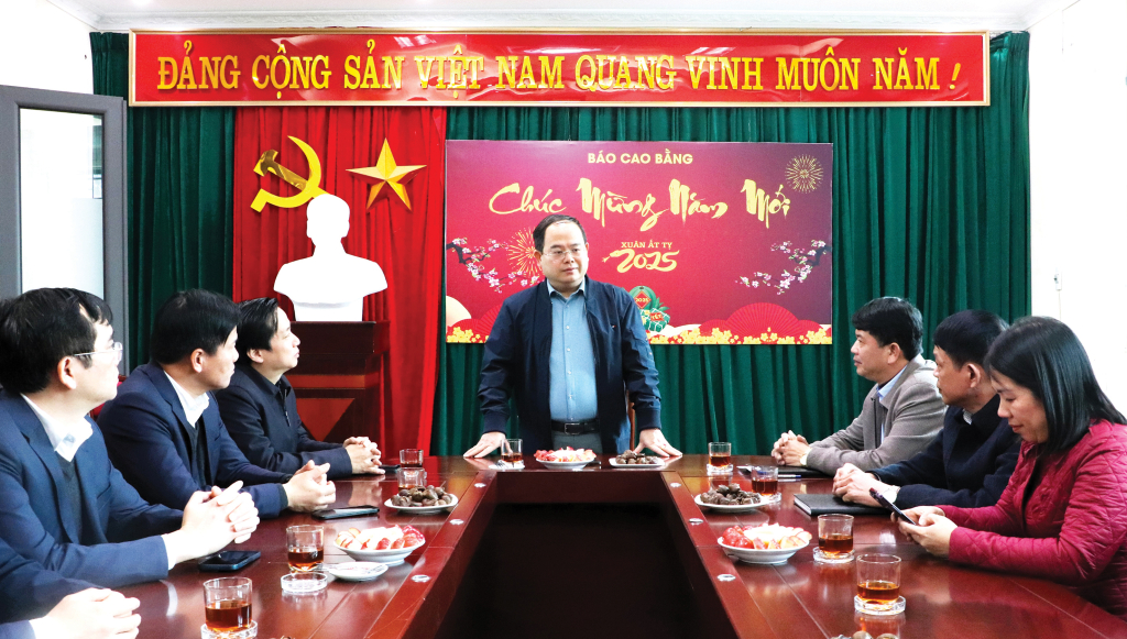 Bí thư Tỉnh ủy Quản Minh Cường chúc tết cán bộ, viên chức, người lao động Báo Cao Bằng.