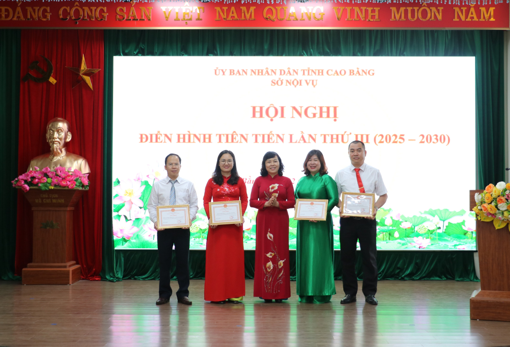 Lãnh đạo Sở Nội vụ tặng giấy khen cho các tập thể có thành tích xuất sắc trong phong trào thi đua giai đoạn 2020 - 2025.