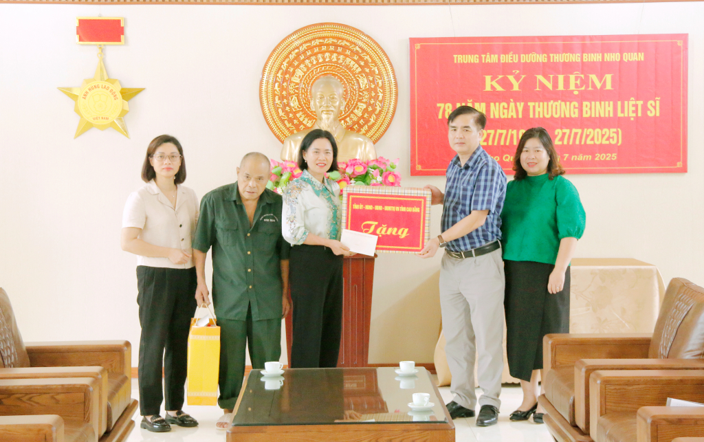 Đoàn công tác tặng quà Trung tâm Điều dưỡng thương binh Nho Quan tỉnh Ninh Bình và bệnh binh Nông Tiến Tạo.