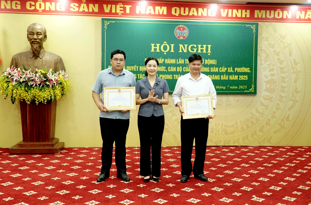 Ban chấp hành Hội Nông dân tỉnh trao tặng bằng khen cho 3 tập thể có thành tích xuất sắc trong phong trào thi đua “Chung tay xóa nhà tạm, nhà dột nát trong các cấp Hội Nông dân tỉnh Cao Bằng năm 2025”.