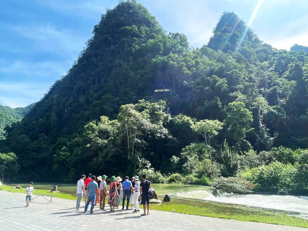 Du khách tham quan Khu di tích Quốc gia đặc biệt Pác Bó.