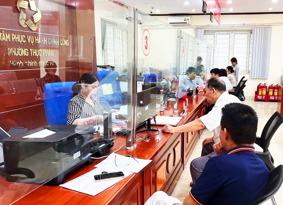 Trung tâm Phục vụ hành chính công phường Thục Phán luôn tận tâm tiếp nhận, giải quyết thủ tục hành chính cho cá nhân và tổ chức trên địa bàn.