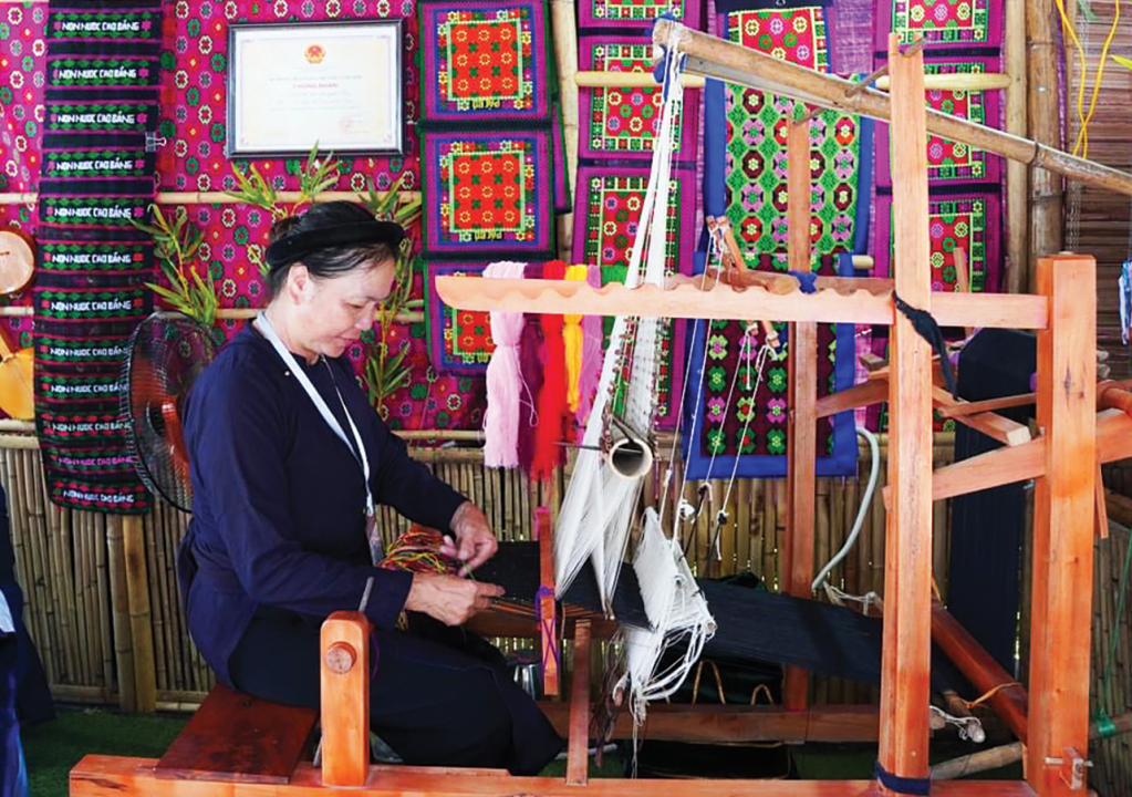 Nghệ nhân Nông Thị Thược, dân tộc Tày, xóm Luống Nọi, xã Hà Quảng trình diễn dệt thổ cẩm dân tộc Tày tại Hội nghị quốc tế lần thứ 8 của Mạng lưới Công viên địa chất Toàn cầu UNESCO, khu vực châu Á - Thái Bình Dương năm 2024 tại Cao Bằng.