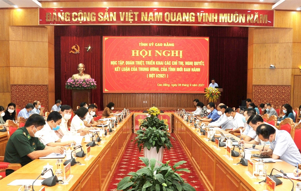 Các đại biểu dự hội nghị trực tuyến học tập, triển khai các chỉ thị, nghị quyết, kết luận của Trung ương, của tỉnh mới ban hành.