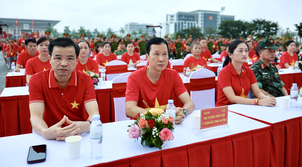 Gần 25 nghìn người tham gia đi bộ “Cùng Việt Nam tiến bước”