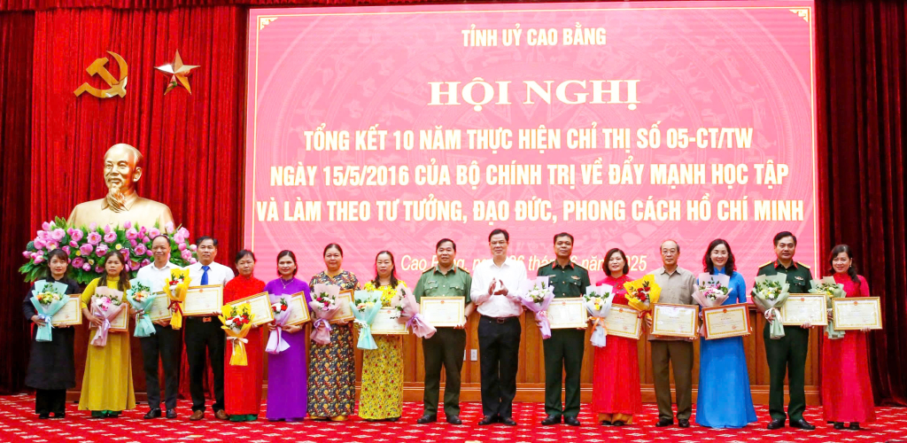 Từ đẩy mạnh học và làm theo Bác, nhiều tập thể tỉnh thuộc Đảng bộ UBND được các cấp khen thưởng. 