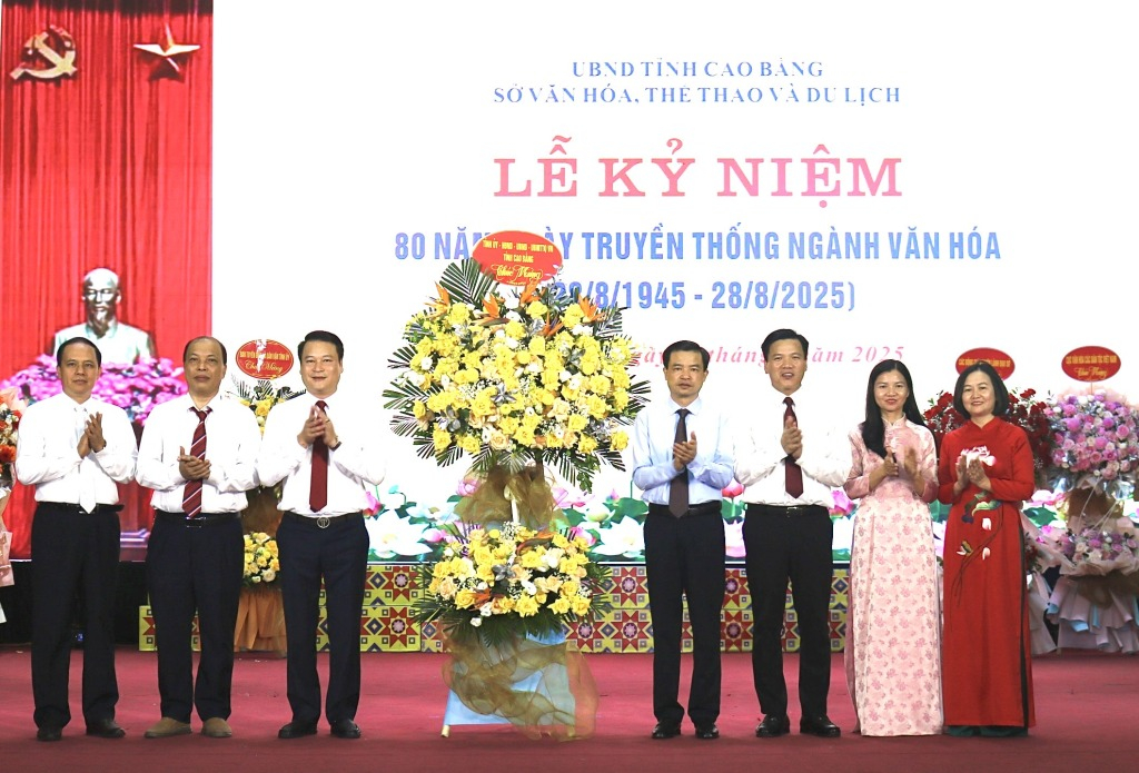 142158,cac,dong,chi,lanh,dao,tinh,tang,hoa,chuc,mung,18110324,21545724.jpg