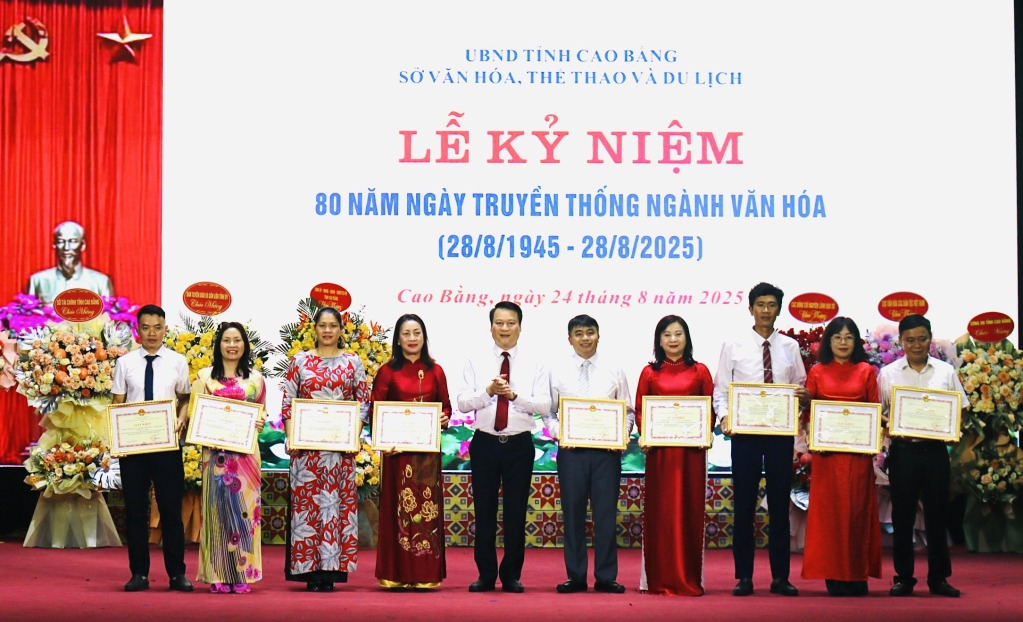The Department of Culture, Sports and Tourism awarded certificates of merit to collectives with outstanding achievements in the emulation movement to celebrate the 80th anniversary of the Cultural Sector's Traditional Day (August 28, 1945 - August 28, 2025).