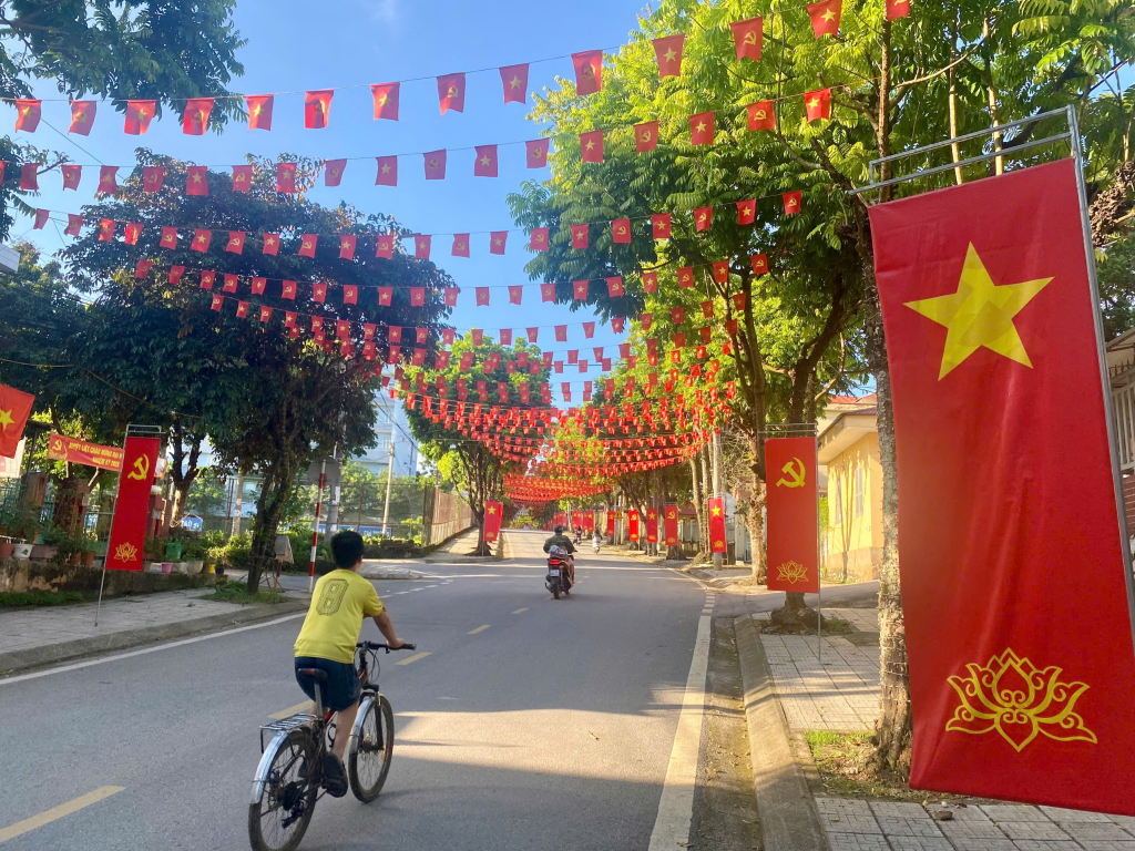 Không khí rộn ràng, hân hoan khắp mọi nẻo đường trên địa bàn tỉnh.