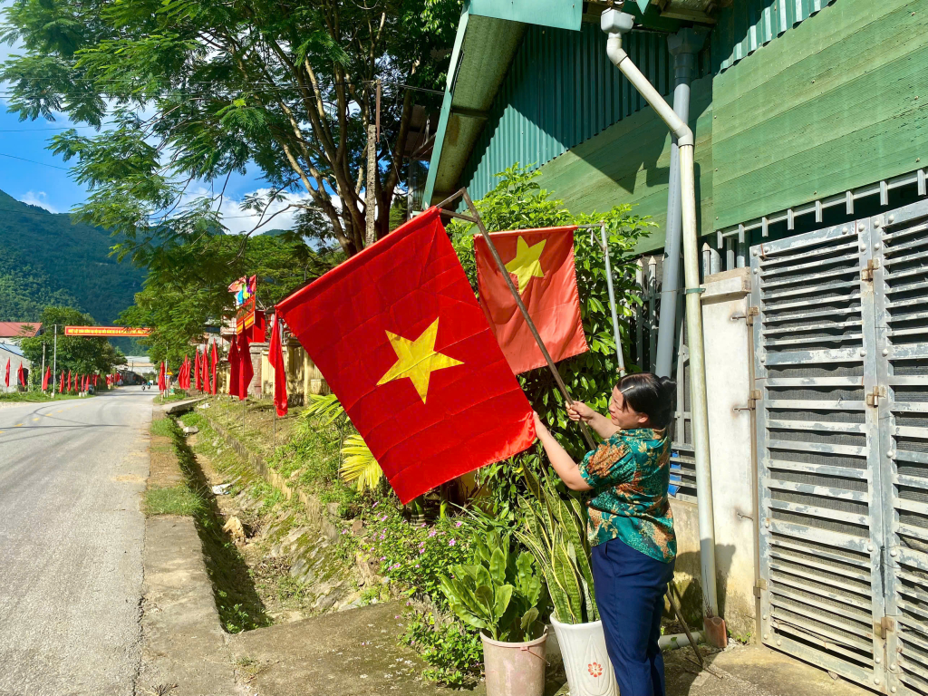 Tại các xã vùng cao, nhân dân đồng loạt hưởng ứng treo cờ Tổ quốc.