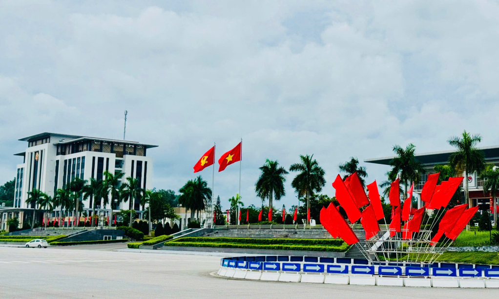 Khu trung tâm hành chính tỉnh được trang hoàng cờ hoa rực rỡ.