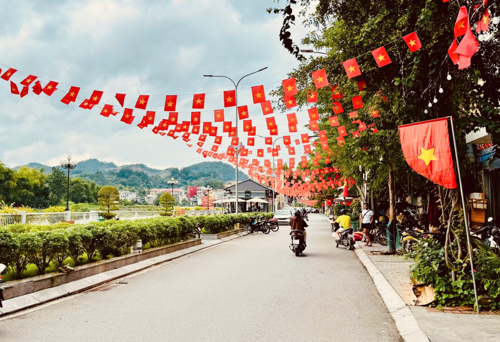Dạo quanh phố phường vào những ngày này đều dễ dàng bắt gặp cờ đỏ sao vàng tung bay trong gió.