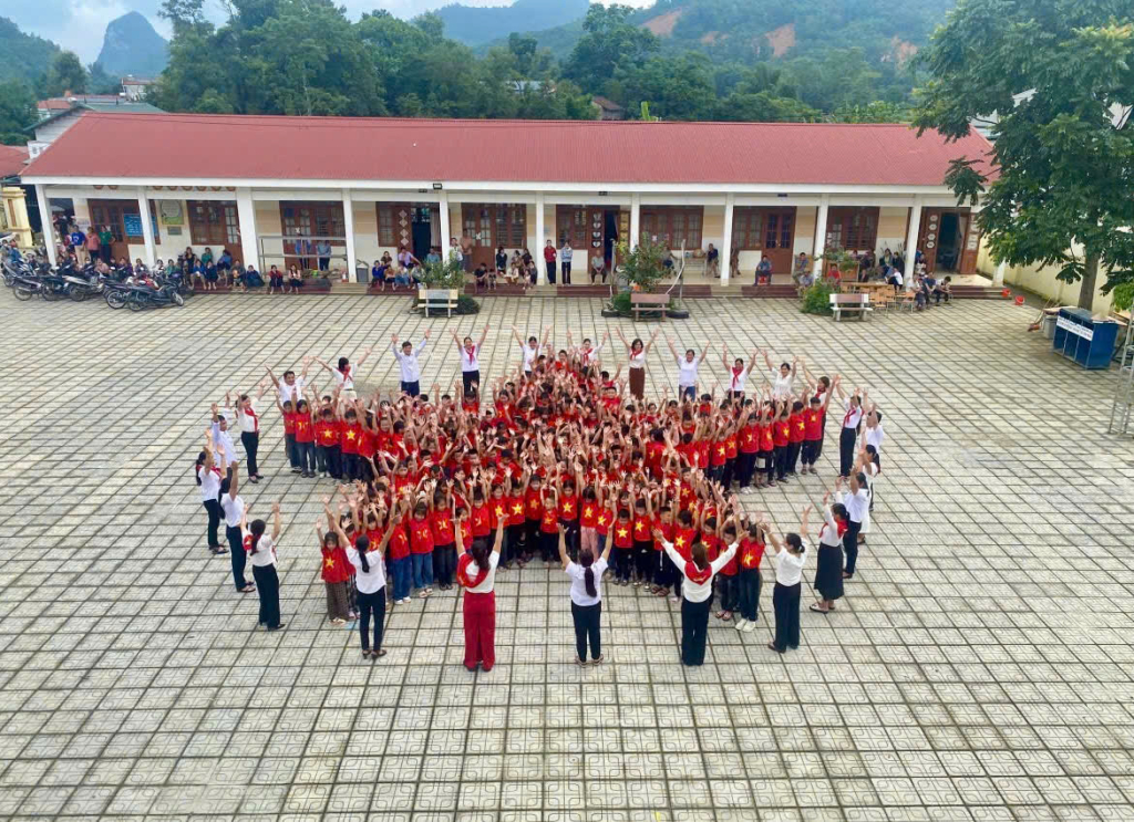 Nhiều trường học trên địa bàn tỉnh mặc trang phục áo cờ đỏ sao vàng.