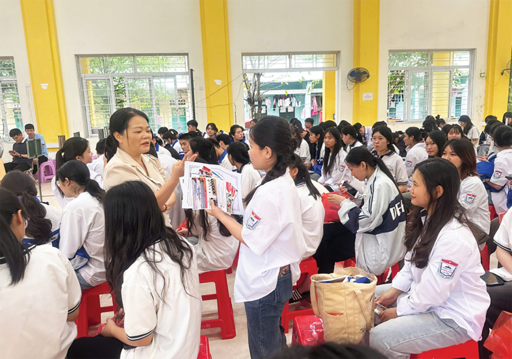 Trung tâm Dịch vụ việc làm tổ chức tuyên truyền, tư vấn hướng nghiệp cho học sinh lớp 12.