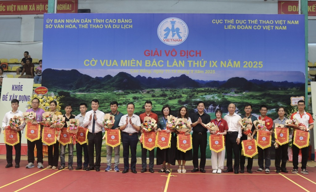 Ban tổ chức tặng hoa cho các đoàn vận động viên.