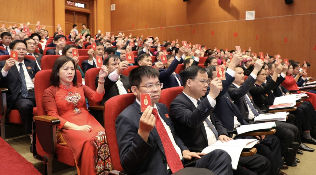 Với quyết tâm chính trị mới, các đại biểu đã biểu quyết thông qua Nghị quyết Đại hội đại biểu Đảng bộ tỉnh lần XX, nhiệm kỳ 2025 - 2030.