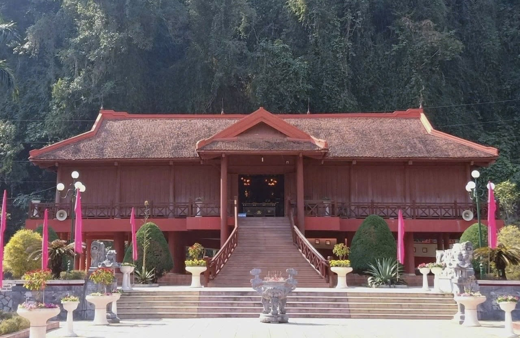 Nhà tưởng niệm Chủ tịch Hồ Chí Minh, Khu di tích Quốc gia đặc biệt Địa điểm Chiến thắng Biên giới năm 1950 trưng bày 63 hình ảnh tư liệu liên quan đến hoạt động của Chủ tịch Hồ Chí Minh tại chiến dịch Biên giới năm 1950 và một số hiện vật khác như: súng, đạn cối, chảo nấu ăn, sa bàn điện tử…