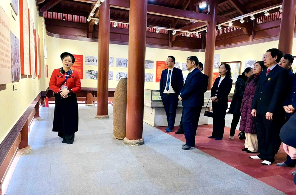 Hướng dẫn viên Nông Minh Thị thuyết minh cho khách tham quan về người chỉ huy đánh nhiều trận ác liệt trên Đường số 4 - Đặng Văn Việt.