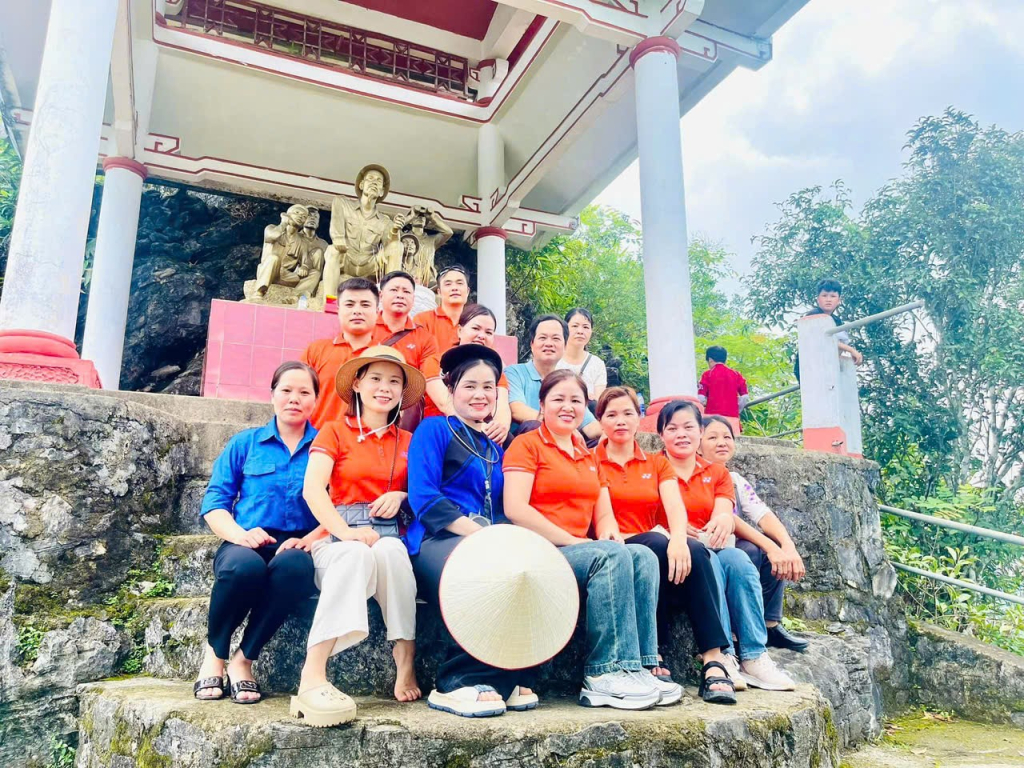 Cụm di tích Bác hồ quan sát trận địa trên đỉnh núi Báo Đông, xã Đức Long là điểm “về nguồn” của các thế hệ hôm nay.