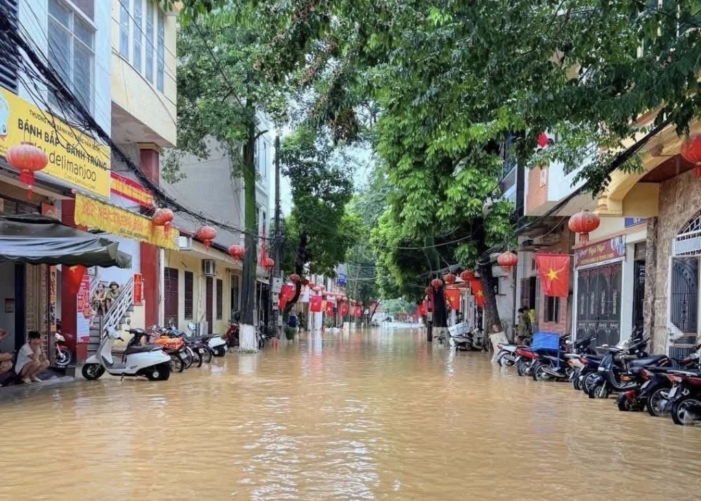 Khẩn cấp ứng phó mưa lũ, ngập lụt đặc...