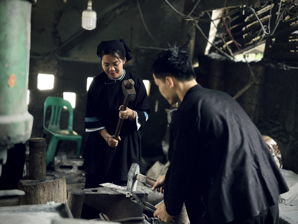 Chị Nông Thị Hoa, Hợp tác xã Dao Phúc Sen Hà Khiêm thực hiện quy trình rèn sản phẩm dao truyền thống.