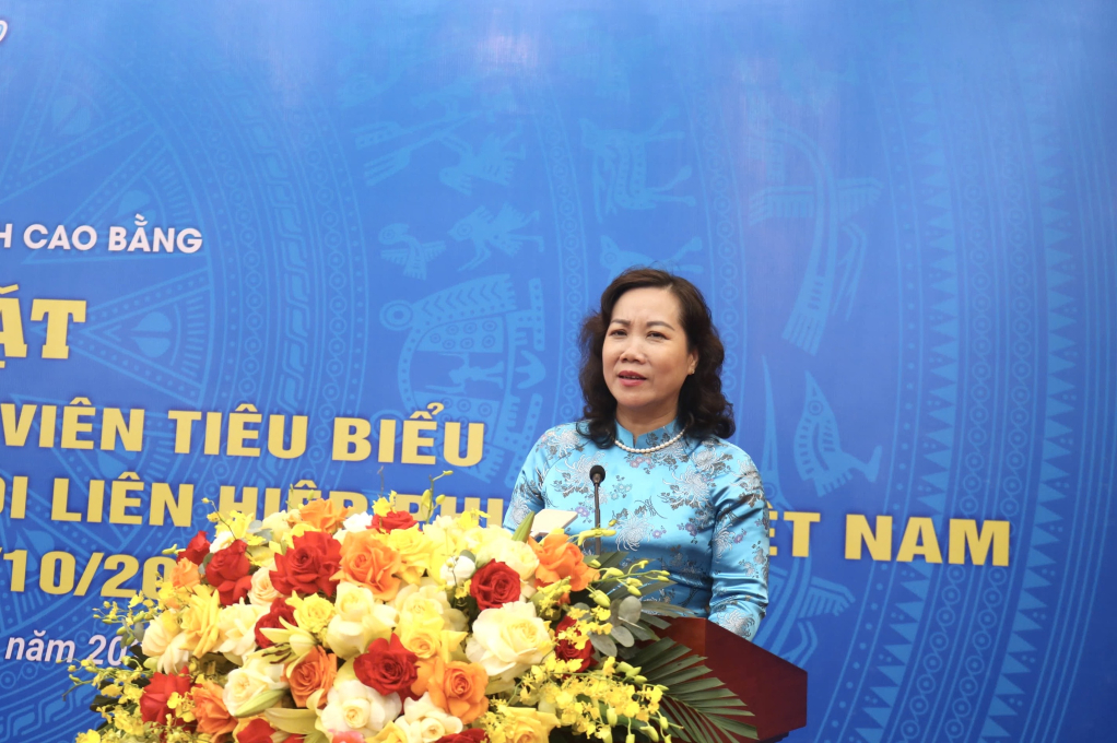Đồng chí Hà Nhật Lệ, Tỉnh ủy viên, Phó chủ tịch HĐND tỉnh phát biểu tại buổi gặp mặt.