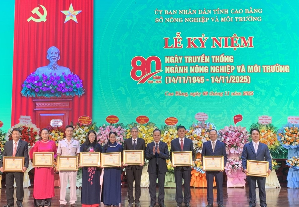 Thay mặt tỉnh, đồng chí Nông Thanh Tùng, Ủy viên Ban Thường vụ Tỉnh ủy, Trưởng Ban Tuyên giáo & Dân vận Tỉnh ủy trao Bằng khen cho các tập thể, cá nhân đạt thành tích.
