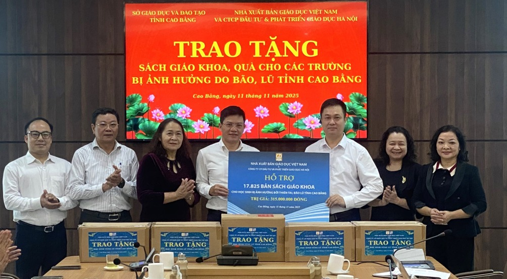 Lãnh đạo Sở Giáo dục và Đào tạo cùng đại diện một số trường học tiếp nhận hỗ trợ 315 triệu đồng.