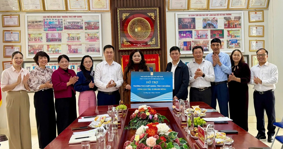 Đoàn trao hỗ trợ tại Trường THCS Hợp Giang, phường Thục Phán.