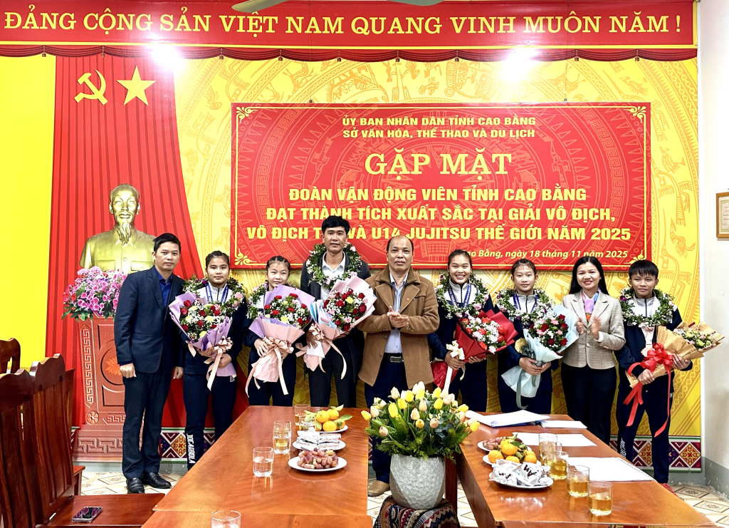 Các đồng chí lãnh đạo khen thưởng các vận động viên.