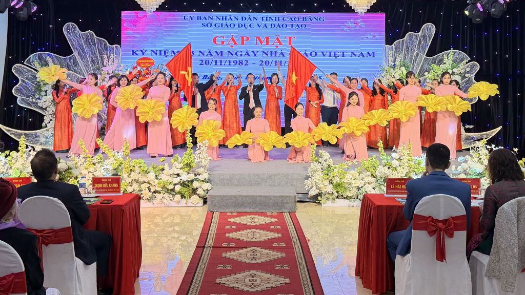 Tiết mục văn nghệ chào mừng kỷ niệm Ngày Nhà giáo Việt Nam 20/11.