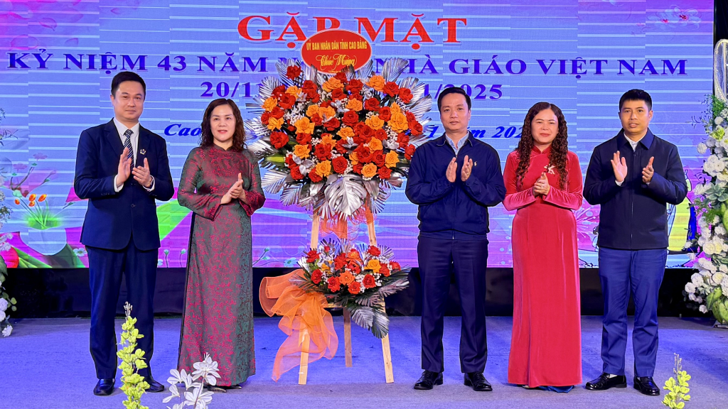 Phó Bí thư tỉnh ủy, Chủ tịch UBND tỉnh Lê Hải Hòa tặng hoa chúc mừng lễ kỷ niệm. 