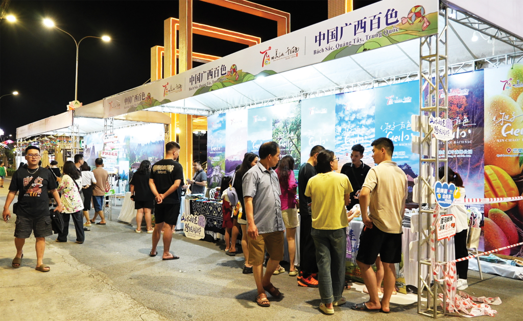 Doanh nghiệp Trung Quốc trưng bày gian hàng sản phẩm tại Phố đi bộ Kim Đồng, phường Thục Phán.