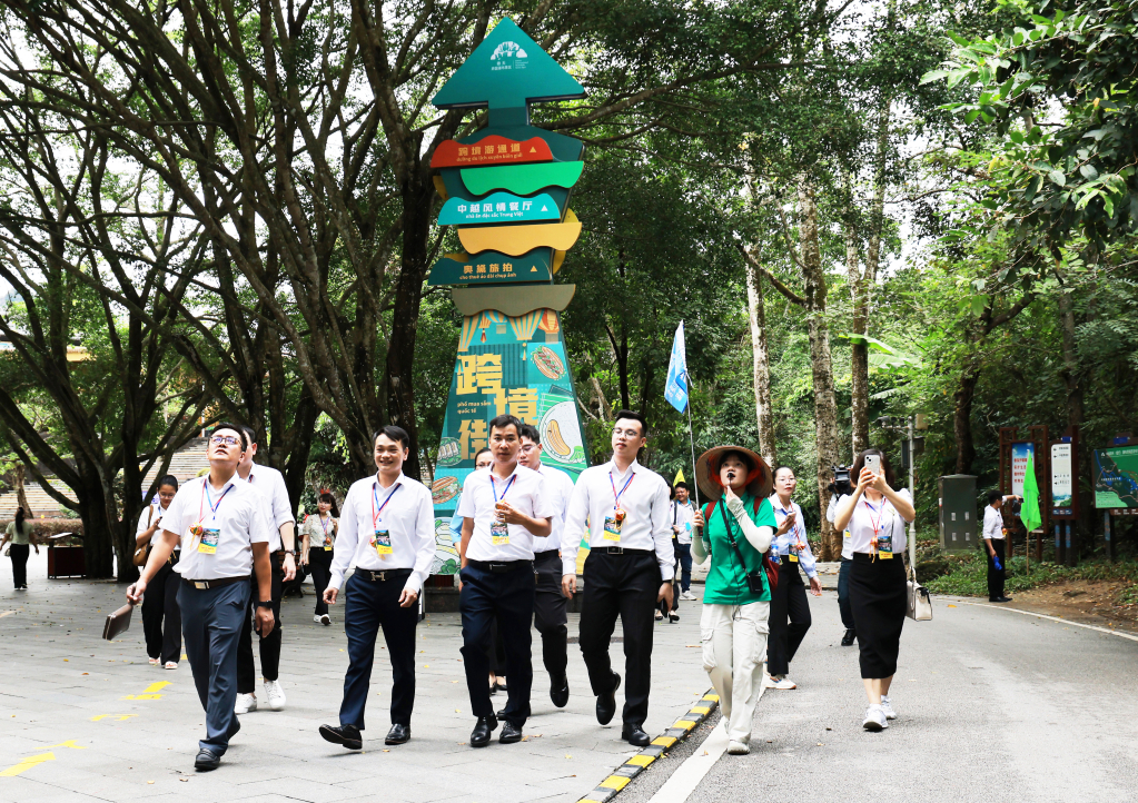 Các tuyến du lịch xuyên biên giới ngoài việc thúc đẩy kinh tế phát triển còn là cầu nối để nhân dân hai nước giao lưu văn hóa.