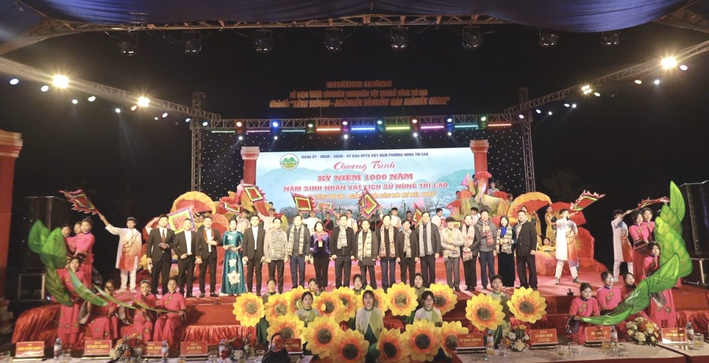 Các đồng chí lãnh đạo tỉnh chức mừng chương trình diên ra thành công tốt đẹp.