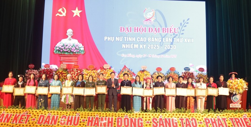 Các tập thể, cá nhân nhận bằng khen của Chủ tịch UBND tỉnh đã có thành tích xuất sắc trong Phong trào thi đua và hoạt động Hội Liên hiệp Phụ nữ giai đoạn 2021 - 2025.