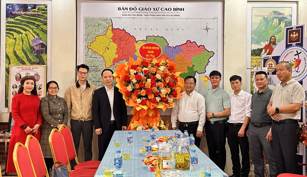 Đoàn công tác của tỉnh tặng hoa và quà Giáo xứ Cao Bình.