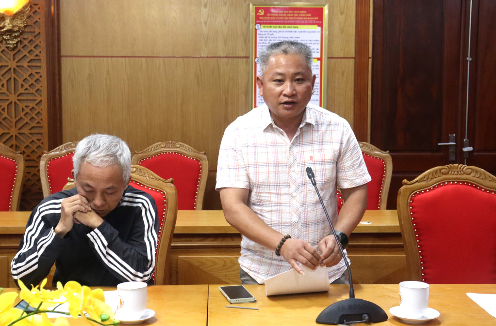 Đại diện Hãng phim Tài liệu và Khoa học Trung ương trình bày tóm tắt dự thảo đề cương phim tài liệu tại cuộc họp.