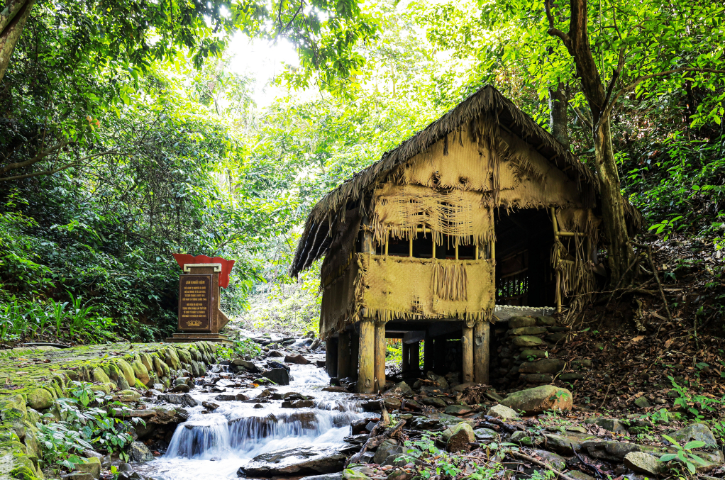 Lán Khuổi Nặm - nơi lãnh tụ Nguyễn Ái Quốc chủ trì Hội nghị Trung ương Đảng lần thứ 8 (từ ngày 10 - 19/5/1941). 