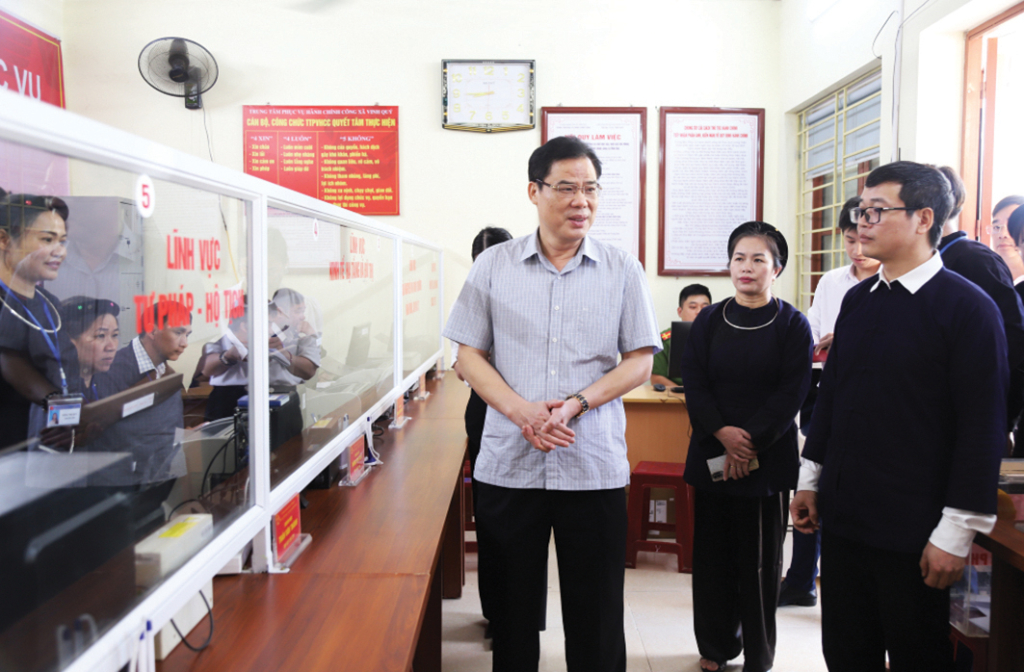 Đồng chí Vũ Hồng Quang, Phó Bí thư Tỉnh ủy, Chủ tịch Ủy ban MTTQ tỉnh kiểm tra công tác chuyển đối số tại Trung tâm Phục vụ hành chính công xã Vinh Quý.